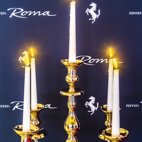 Chandelier sur fond Ferrari Roma Autohaus GOHM - Singen 